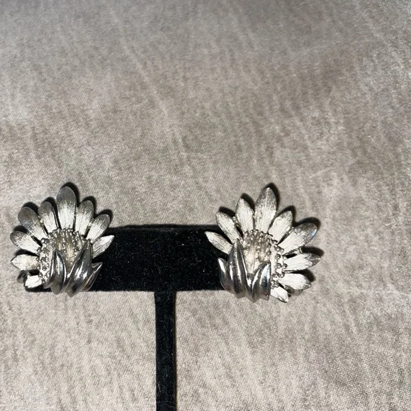 Vintage rare find Trifari Silver tone flower clip-on earrings!